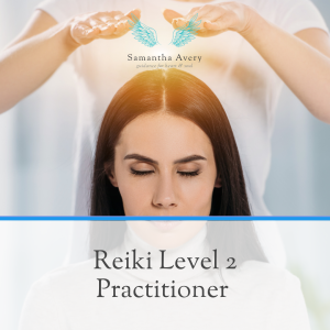 Reiki practitioner performing reiki on the crown of a woman